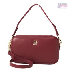 Bolso tipo camera bag de Tommy Hilfiger en color burdeos