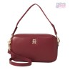 Bolso tipo camera bag de Tommy Hilfiger en color burdeos