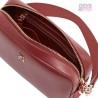 Bolso tipo camera bag de Tommy Hilfiger en color burdeos