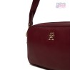 Bolso tipo camera bag de Tommy Hilfiger en color burdeos